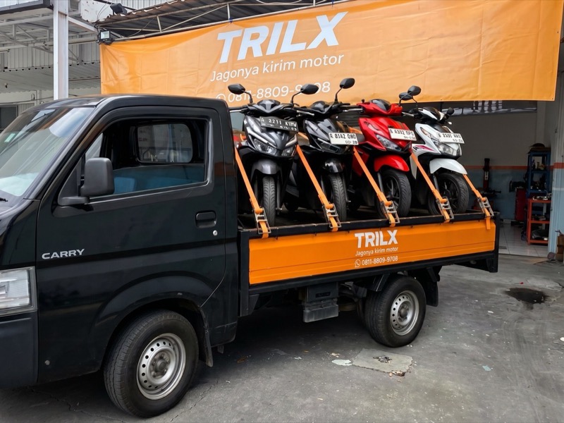 Motor pelanggan diikat aman di armada penjemputan TRILX