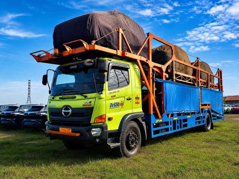 Truk carrier motor Tristar dengan terpal pelindung dari panas dan hujan
