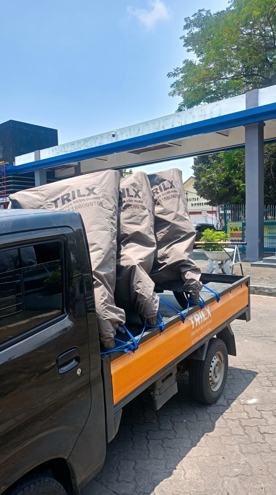 Motor pelanggan terbungkus cover TRILX, siap dikirim antar kota